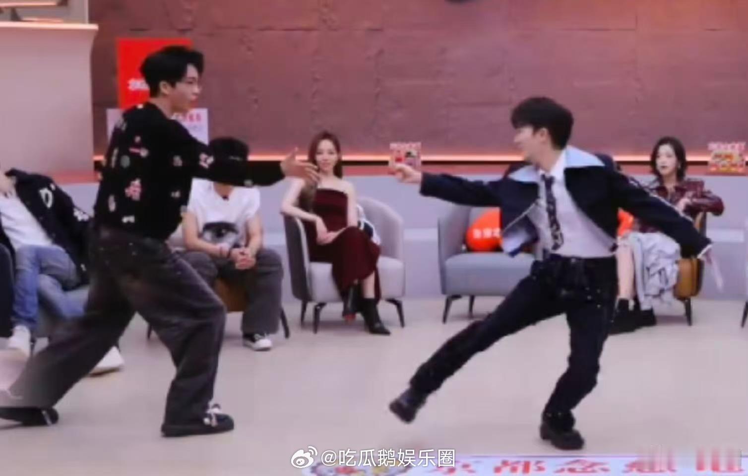 周深猜拳屡战屡败屡战猜拳王者与游戏黑洞的世纪对决！黄子弘凡连赢四局轻松取胜，周