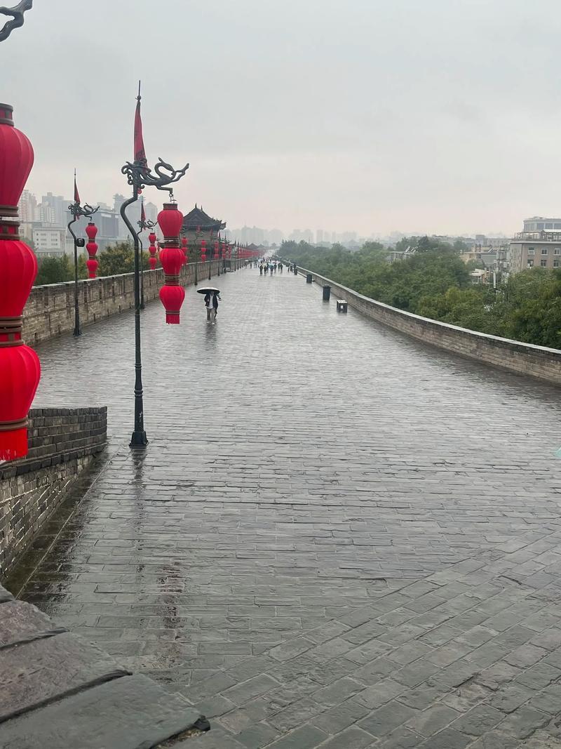 未来半个月西安迎来长时间阴雨天气，伏天凉透了今年入伏以来，西安前期多晴热