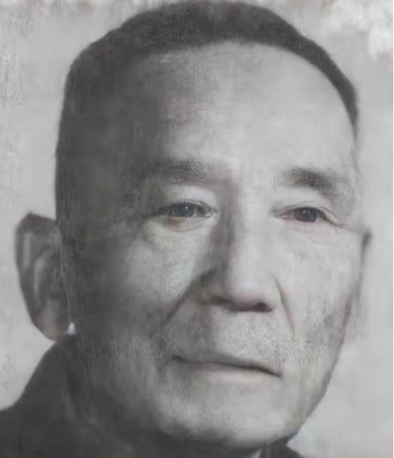 1950年，军长刘万春接到通知到北京参加会议，刚下车就看到几名全副武装的警卫战士