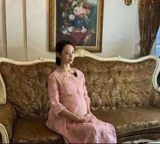 看得出来这是谁吗？怀孕还这么美