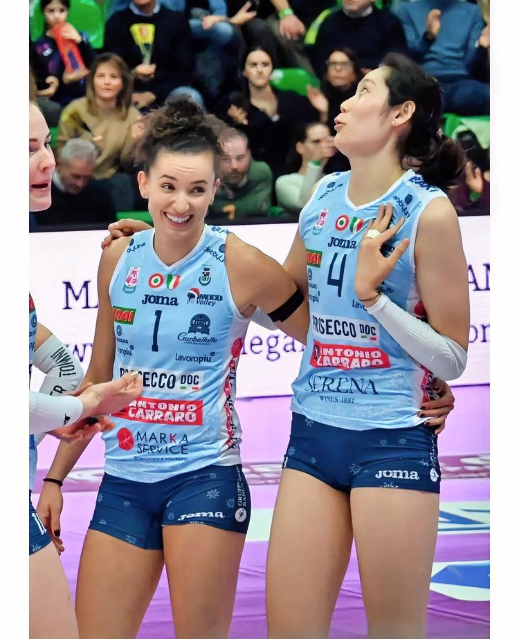 加比：我续约科内利亚诺至28/29赛季！！婷呀，你呢？什么想法呀？哈克：我也续