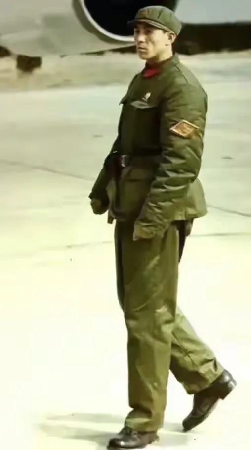 这是尼克松第一次访华时，外媒拍摄的解放军机场内卫。从着装和身高看，一定是一个硬茬