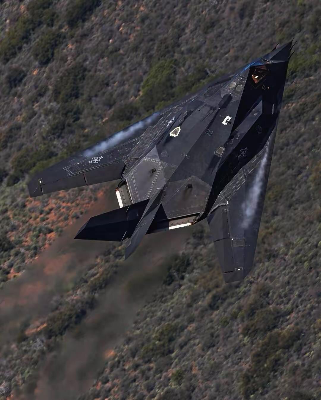 F-117“夜莺”隐身战斗攻击机。夜莺攻击机虽然是几十年前的产物，目前为止，