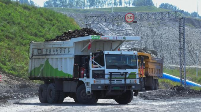 ☁为什么大型矿山都换成电动卡车了？因为一辆90吨的卡车来回拉货，忙活一整天