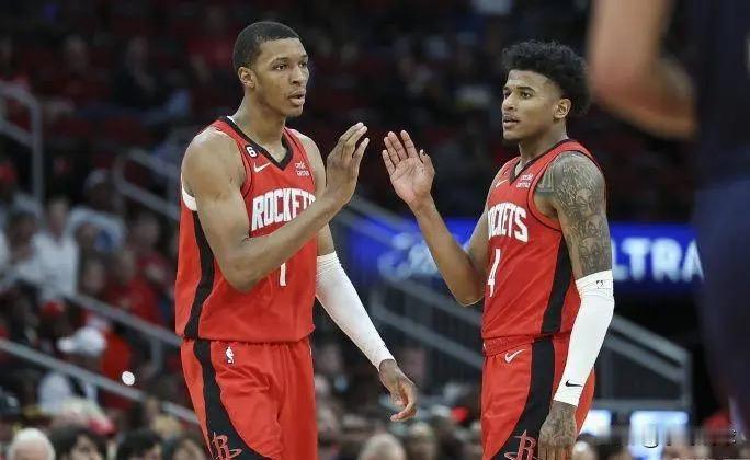 火箭重建真的没有马刺幸运吗？是自己不会选人还是联盟有意为之。今天，休斯顿媒体人