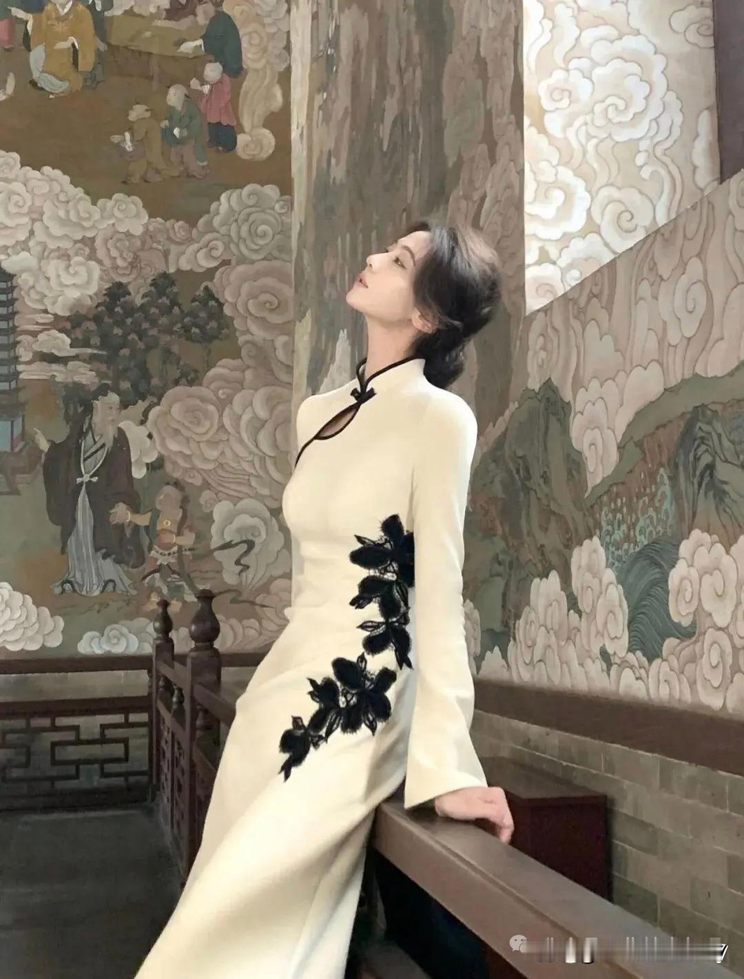 古典与现代的碰撞，真的能撞出东方韵味的火花。就像乔熙的清纯甜美写真，将古典与现代