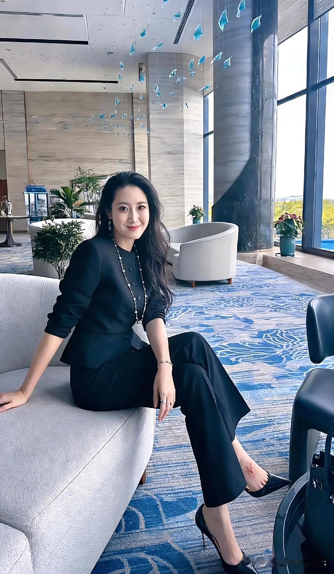 优雅黑裙，静享时光，都市女性的从容与魅力。女人该如何保持优雅呢?