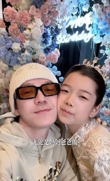 王栎鑫女儿因被怼脸拍生气近日，王栎鑫女儿因被怼脸拍而生气的事情引发了大家的关注。