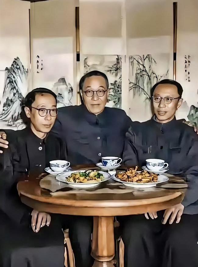 1960年代初，北京一张罕见的家族老照片。溥杰特赦回京后，溥仪和弟弟一起看望七叔