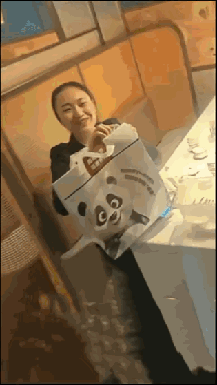 “太暖心了！”12月6日报道，北京，一外卖小哥刚要把餐送到，顾客就取消了订单，他