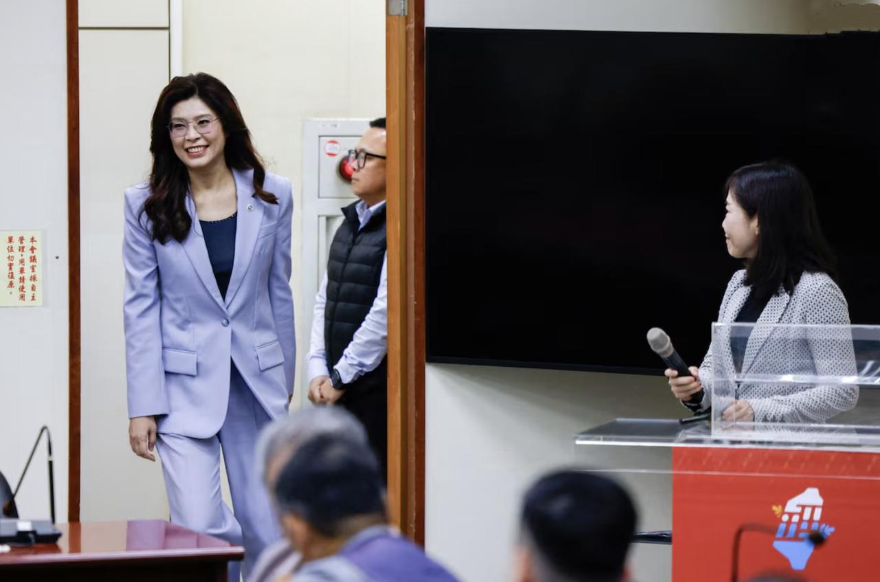 胡锡进独家解读郑丽文：这件大事是重中之重！ 4月7号这天，胡锡进发长文解读，