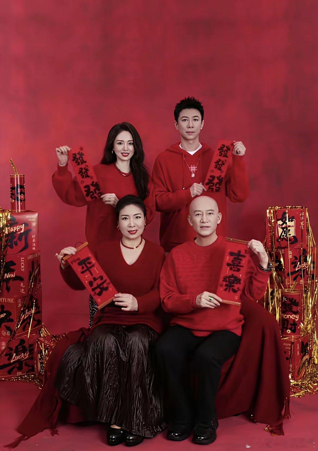 说实话，看到董璇张维伊的全家福，如果不知道的，还以为张维伊和董璇的父母是一家子呢