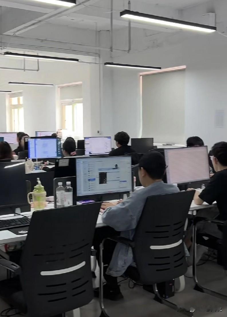 公司昨天上午会有一个比较重要的客户来考察，销售特意告知行政，这次带队考察的领导比