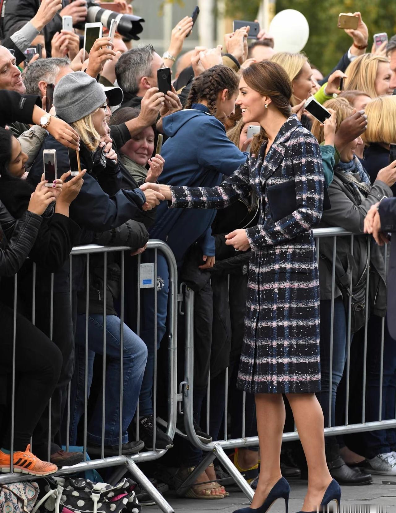 凯特王妃正以87%的恐怖支持率，统治着英国王室的“人气榜”！这数据放在竞技体育