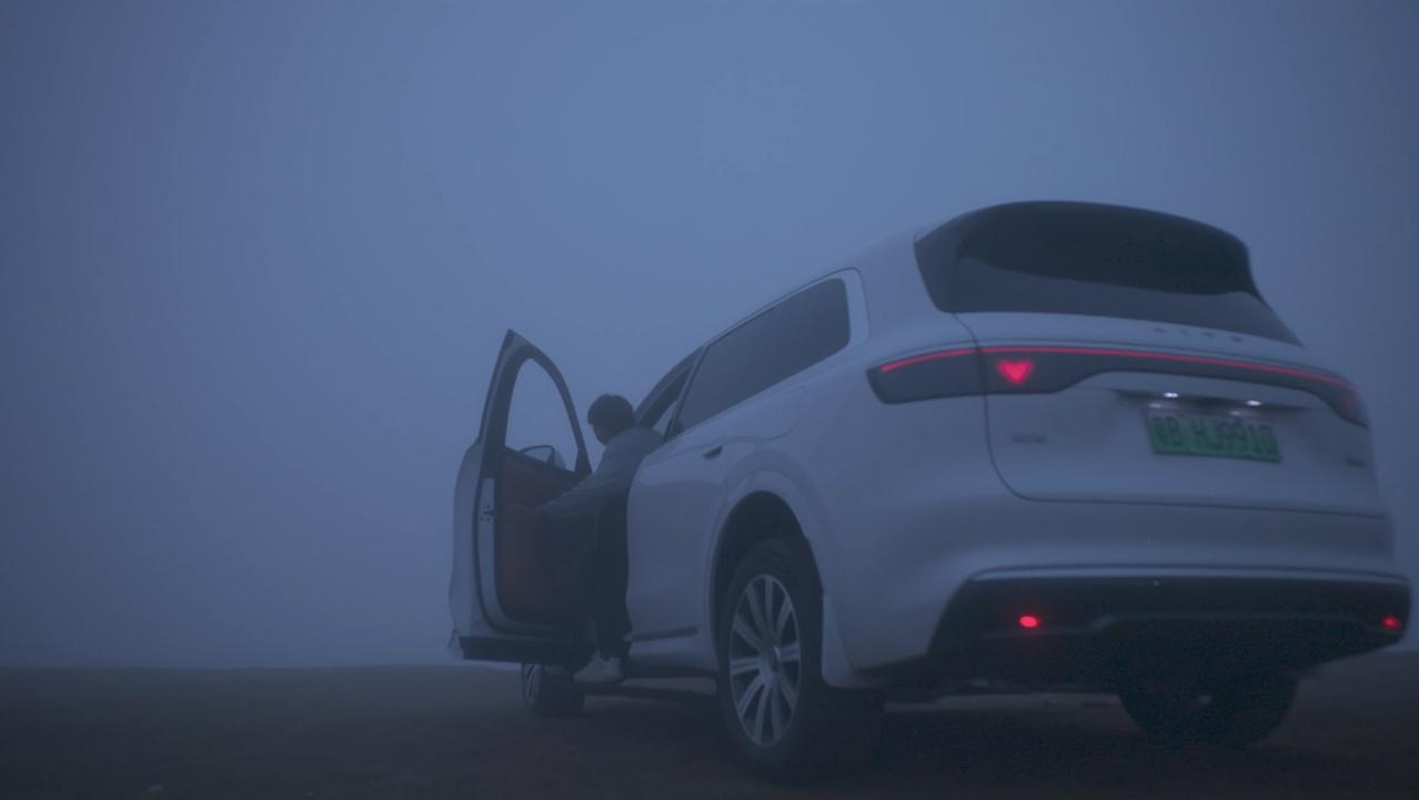 被问界M8的回家故事整破防，原来爱一直在路上问界M8的视频没有炫酷特效，却让全