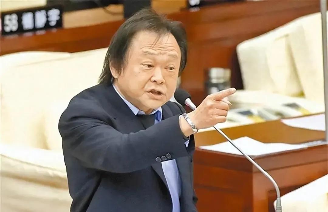 王世坚是民进党中还算有点良知的，知道民进党对大罢免该停手了。就在昨天，王世坚杠上
