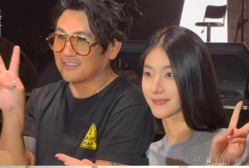 曹格对着长得像吴速玲的粉丝看了又看再三确认，刚刚开始是惊讶，确认不是吴速玲后的那