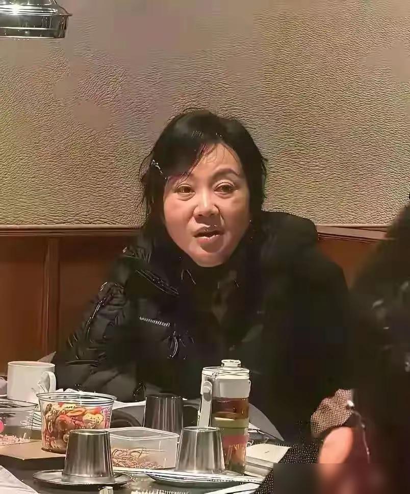 你盯着手机里那张糊图瞅了半天，打死都不敢信，这眼袋耷拉满脸沧桑的女人，居然是当年