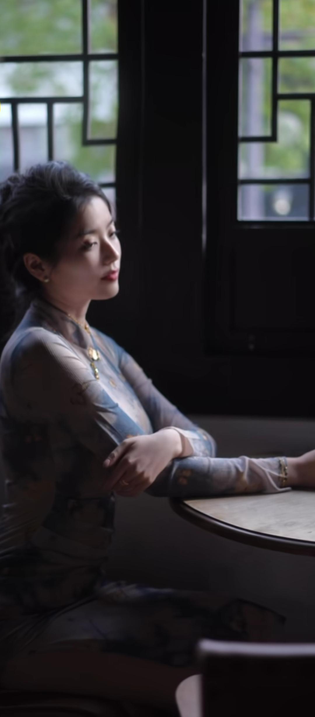 窗明几净，静听花落。