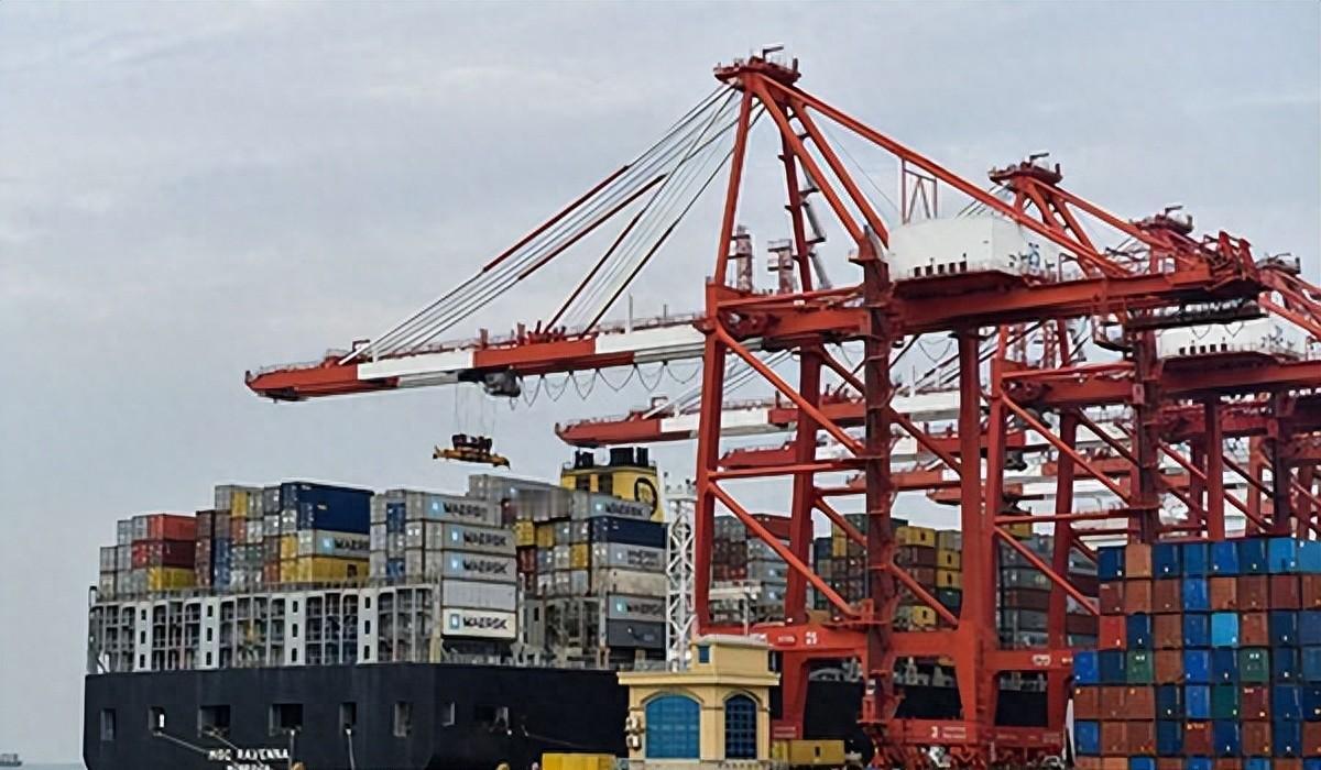 普京开始卖家底了！一火车一火车往中国运黄金，这是什么信号？2026年，普京干