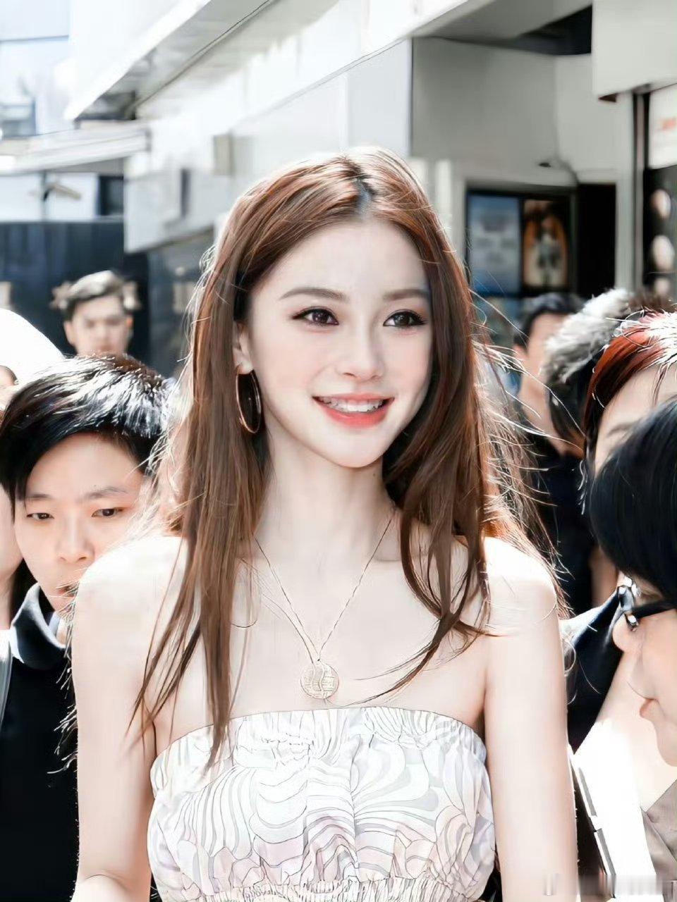 曝Angelababy没有靠黄晓明姐姐从不需要靠任何人，她自己本身就很厉害，漂亮