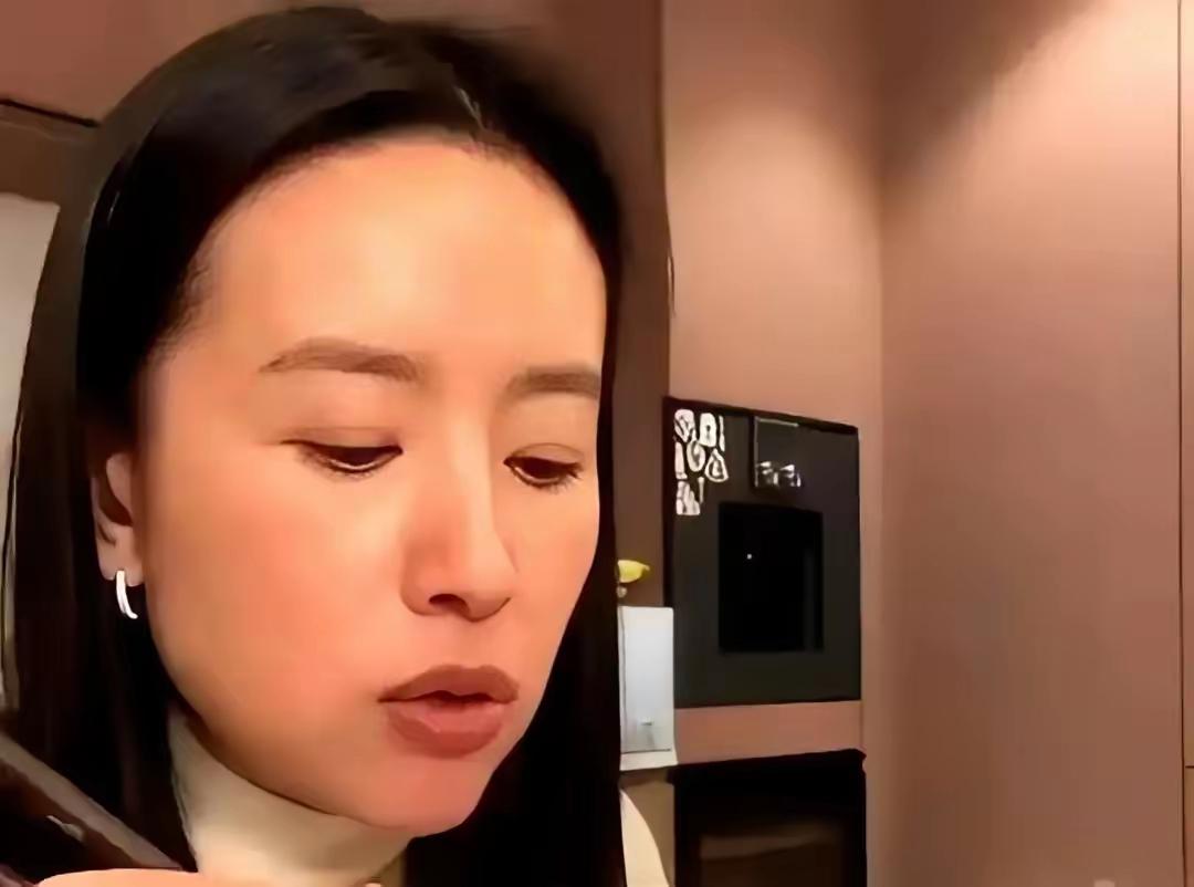 董洁这场直播，算是把“带货”玩明白了。别人直播卖货，对着提词器念成分表，她