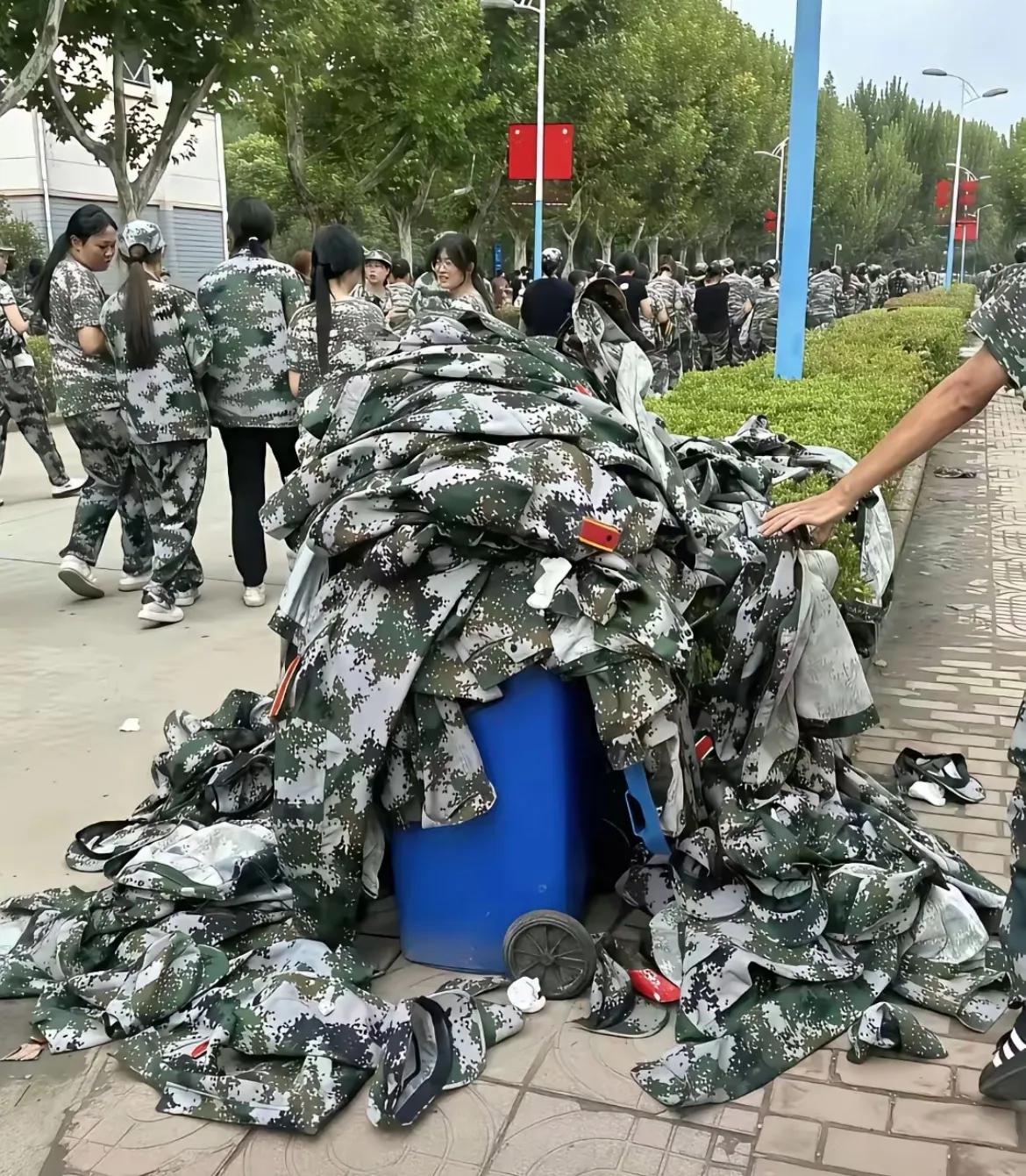 军训结束，垃圾桶里多了一堆军训服。完好的，几乎全新的，就这么扔了。年年如