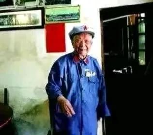 1937年马家军押解一队西路军女俘虏去青海，途中休息时，一匪兵朝周围看了看，压