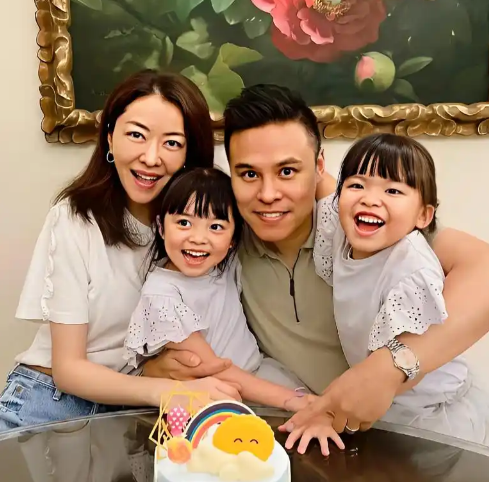 当年都骂郭富城放着七年的熊黛林不要，偏要选个方媛。现在回头看，才发现是我们太天真