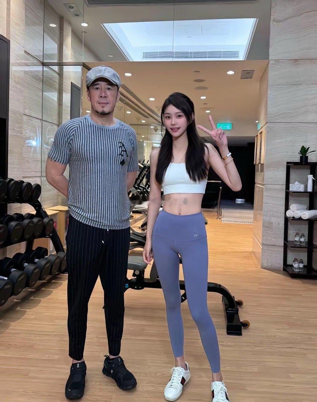 53岁杨坤在澳门酒店健身被偶遇，他的穿衣打扮很绅士有型，身材很壮硕，看起来孔武有