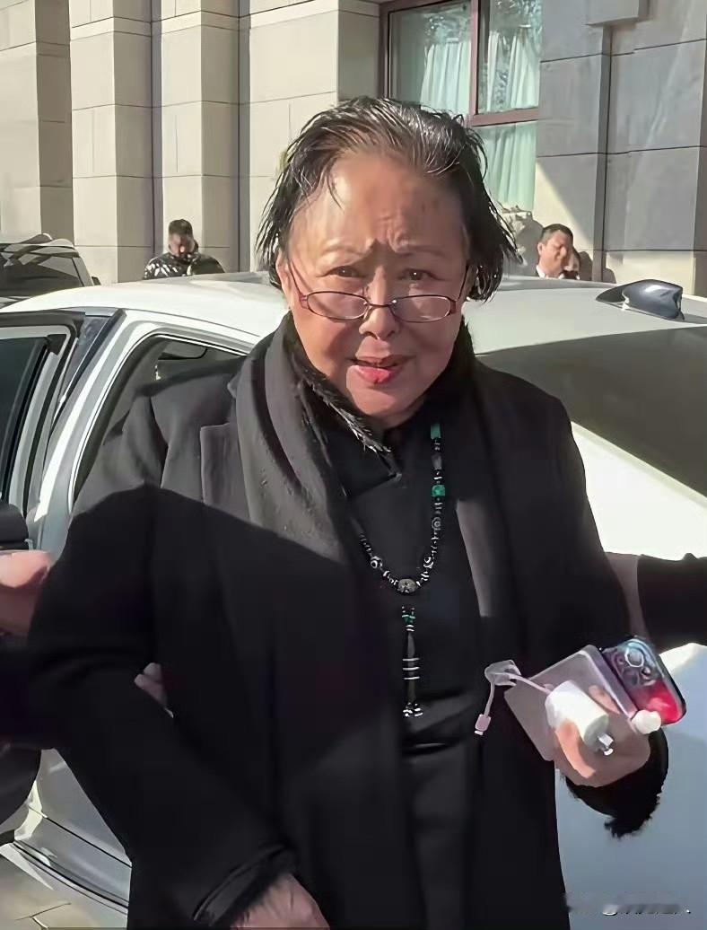 哎！岁月真是不饶人！斯琴高娃好久没露面，这一现身苍老好多，走路都得人搀扶。她和刘