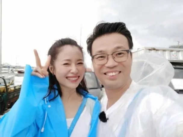 2013年，王迅抛弃结婚10年的妻子魏臻，娶了小18岁的王依梓，没过多久，王依