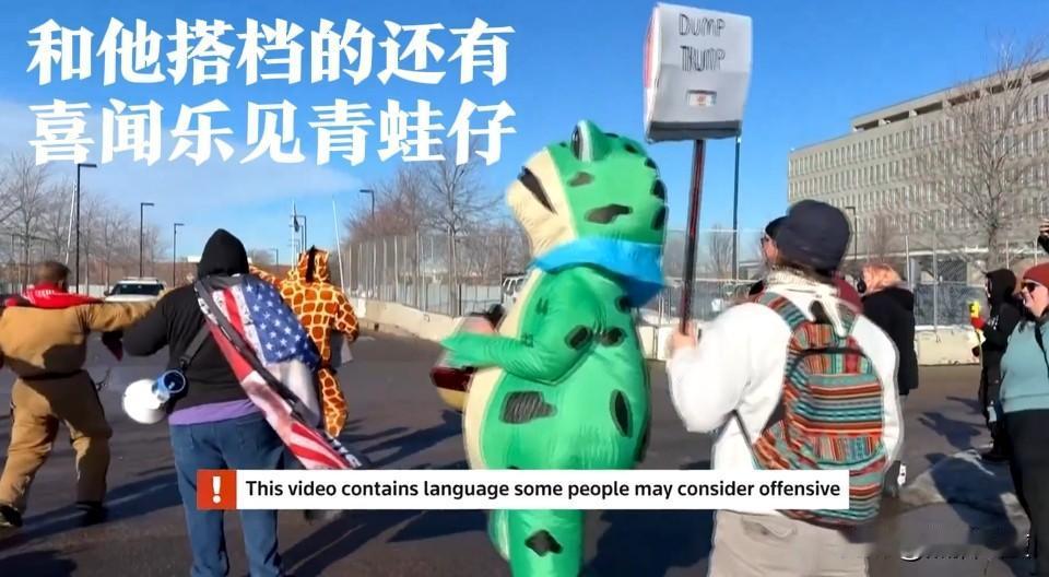 警告：画面过于残暴——一只长颈鹿被美国ICE特工强行带走。一名名叫罗比·罗德