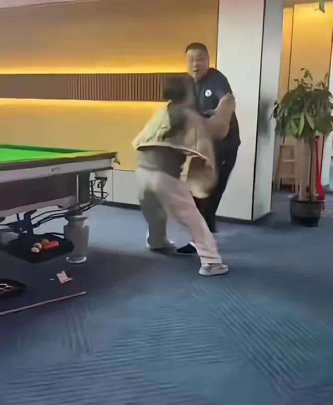 19岁的小姑娘去要工资，竟被51岁老板当众抱摔！广西防城港这个事，真是看得人火大