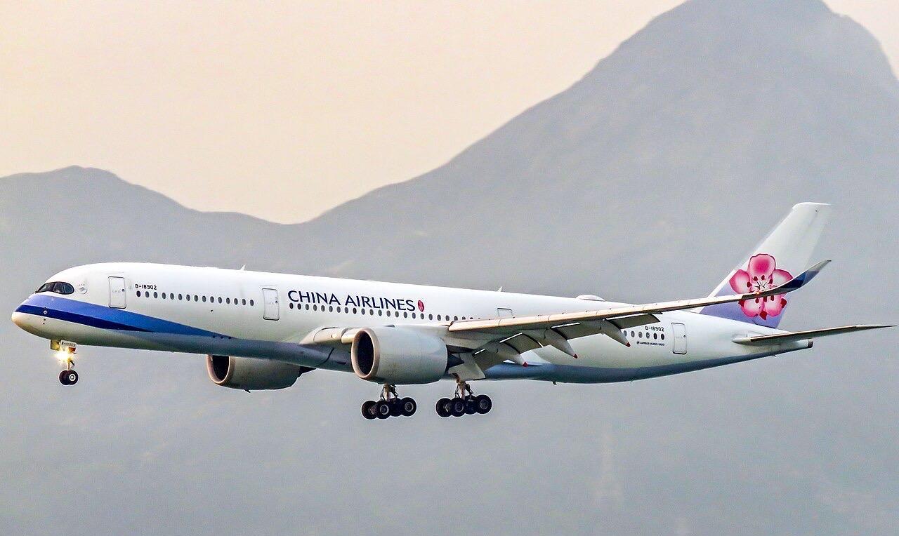 台湾有一家航空公司叫做中华航空，英文叫做ChinaAirlines。这样一来，大