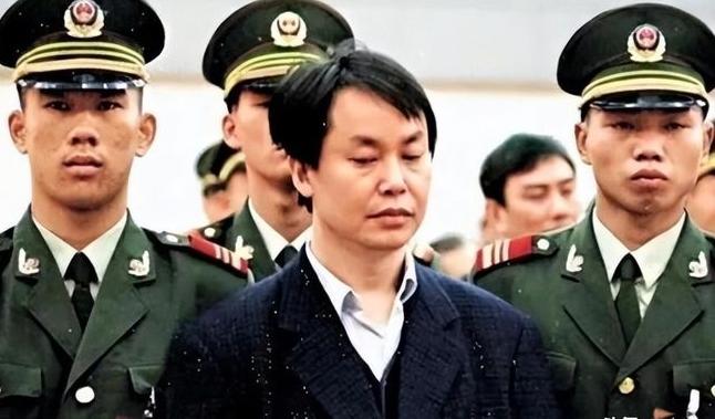 2009年，曾被称作警界少帅的公安部原部长助理郑少东落马，调查揭开他奢靡生活，日