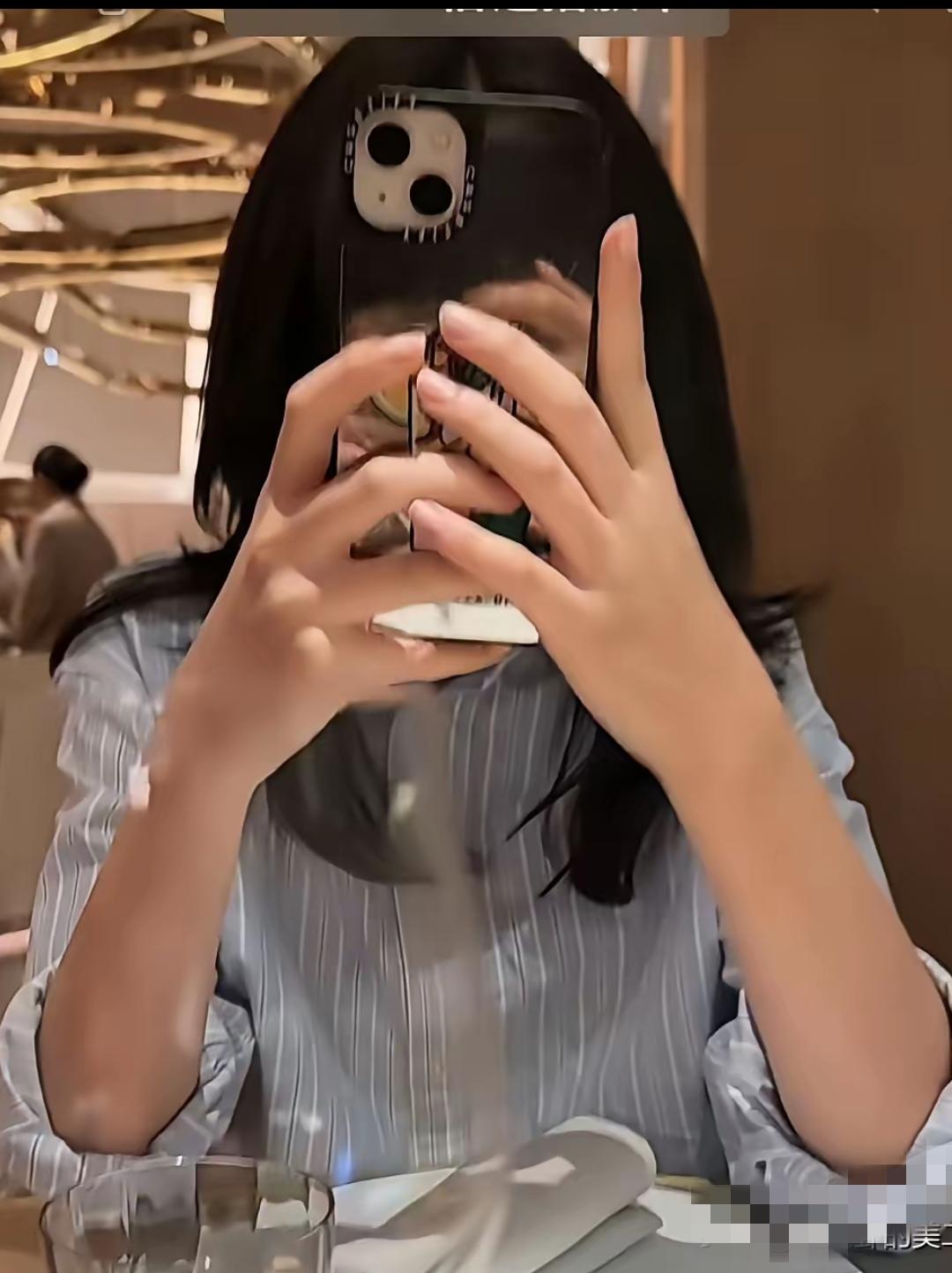 汪小菲女儿小玥儿有新变化了！甩掉大T恤穿上格子衬衫，头发剪短秒变小淑女！大家