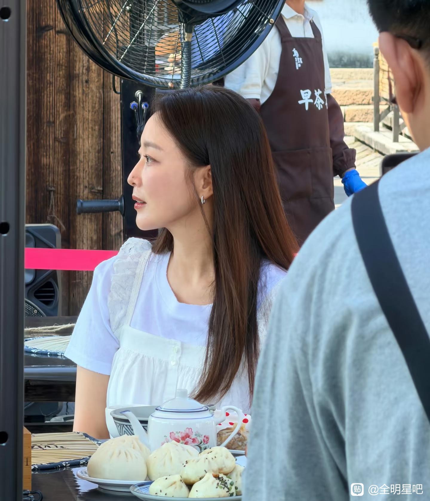 49岁金喜善乌镇打卡！白衣淡妆嫩如三十岁，经典韩系美人，看起来状态不错