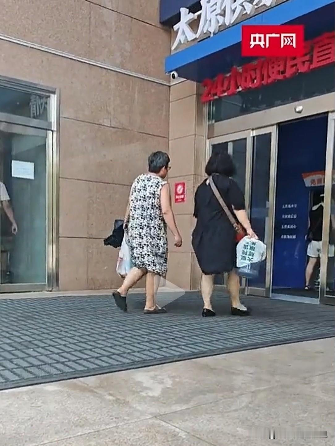 这个局怎么破？山西太原，大北门地铁站口旁边有一处直饮水点，大爷大妈们骑着三轮，拎