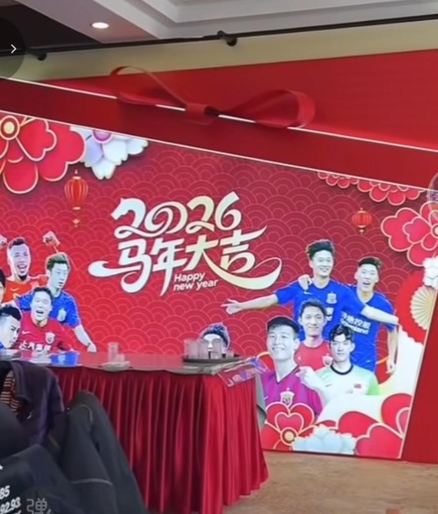 申花海港是一家！今天崇明基地这张海报也是诠释了这个定位！所以红蓝球迷应该也是一家