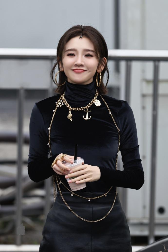 今天唐艺昕在录制浪姐的时候穿了一身黑色的衣服，整个显得很酷，也非常的有气势。