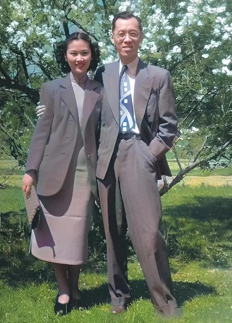 这是拍摄于上世纪50年代的一张老照片，镜头下，徐志摩的儿子徐积锴一手抱着笑靥如花