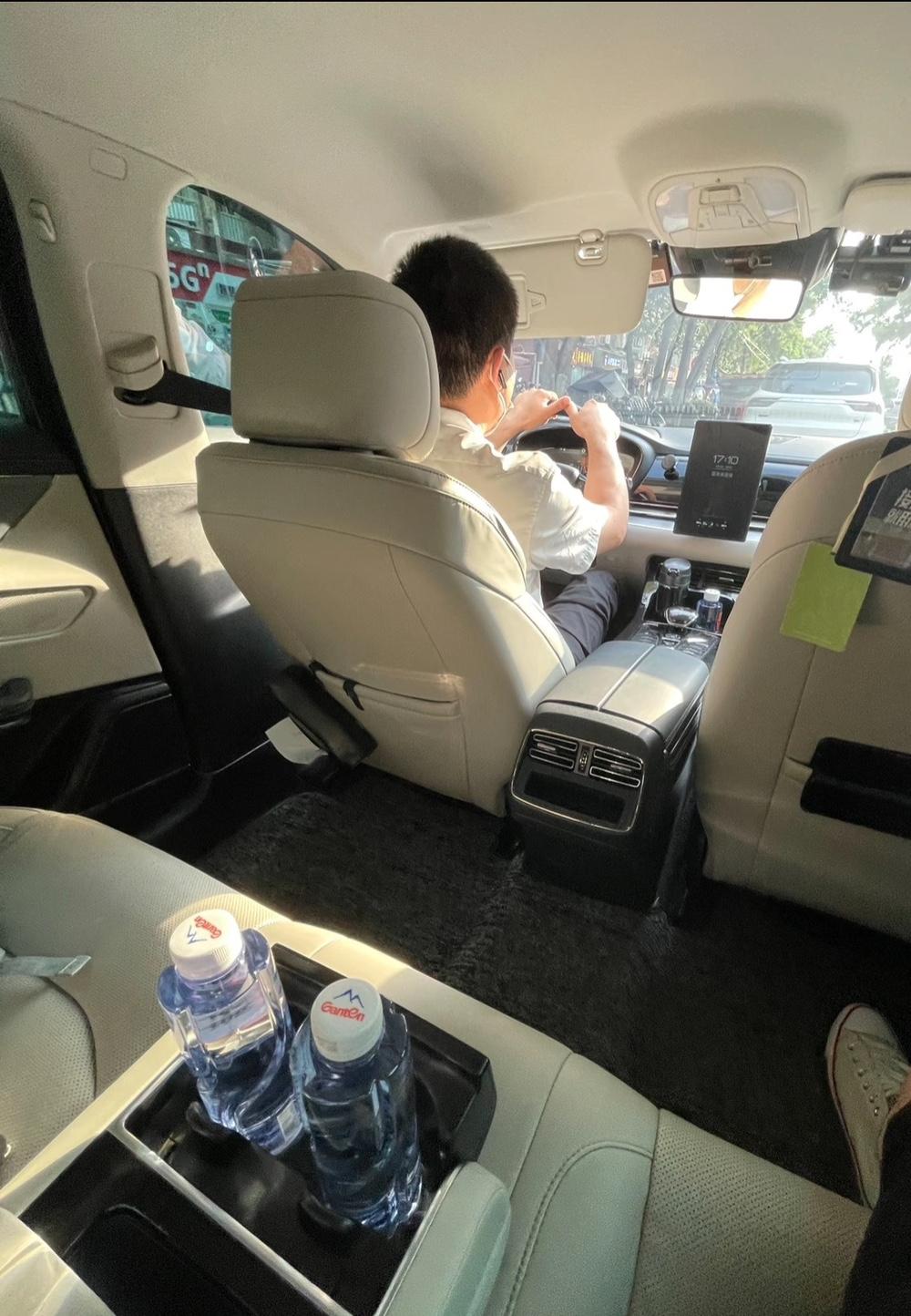 网约车这活儿，说容易也容易，说难是真难。你要是肯熬时间，早高峰五点爬起来，跑