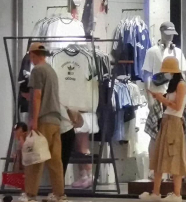 任重女儿穿4700元裙子，孙骁骁背37万包！