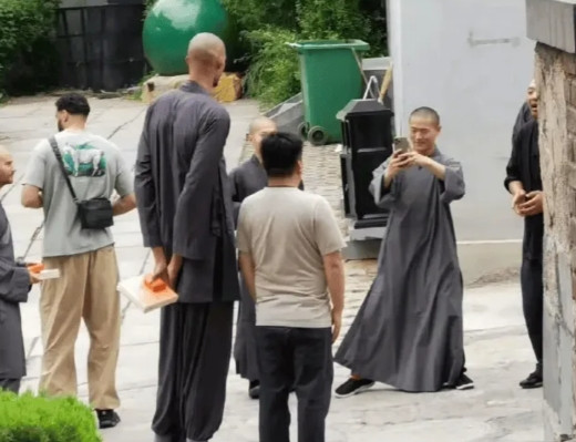 文班亚马的少林寺修行之旅还在继续，今天又有网友晒出了与其在少林寺合影的照片。可以