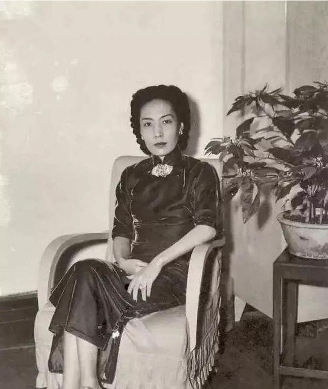 1951年，杜月笙在弥留之际，将遗产分出去，孟小冬分到了2万3千美金，她低声嘀咕
