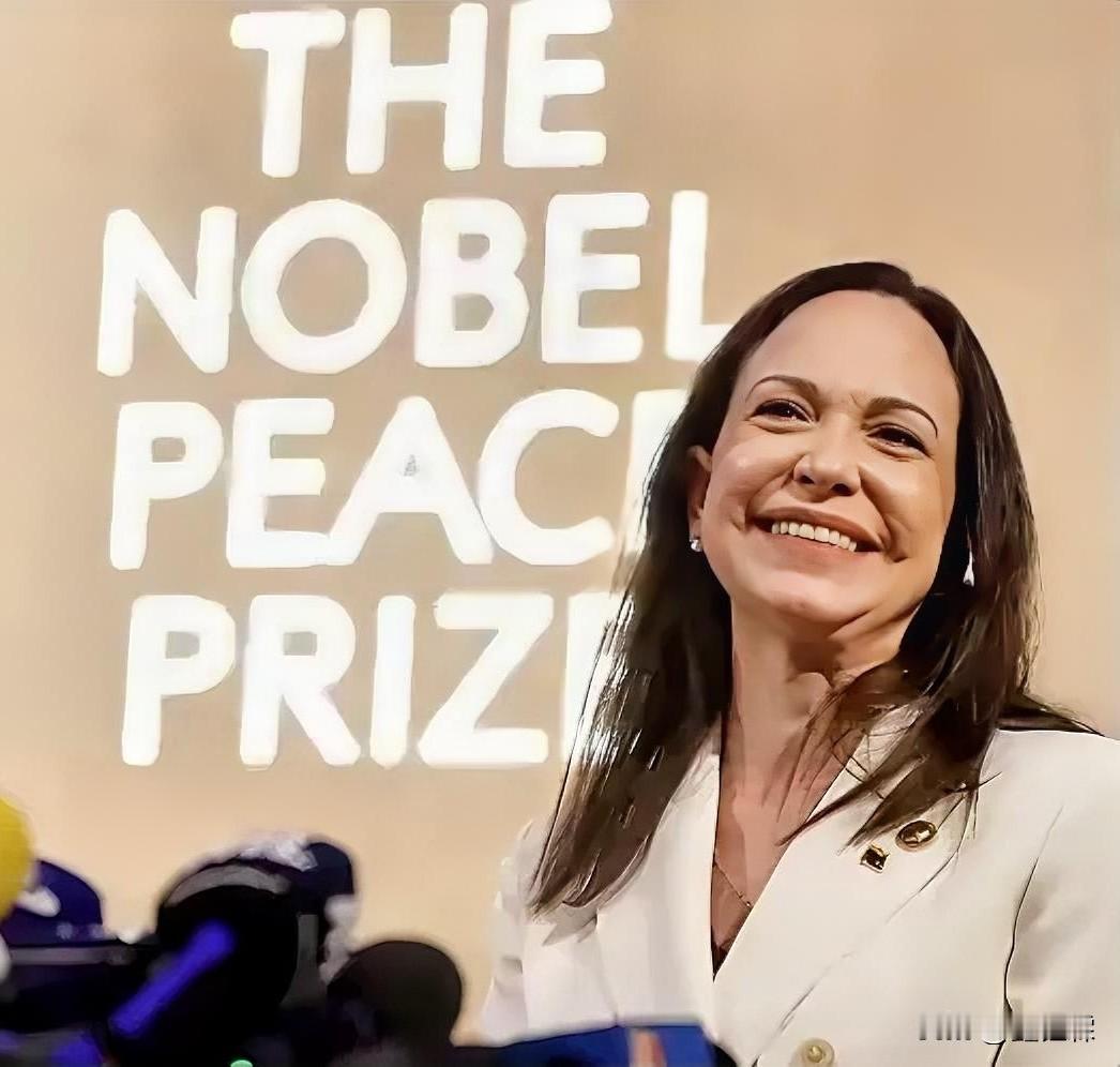 命运多舛的“马查多”终于逃到了诺贝尔领奖现场，获得了她人生中最高的荣誉“诺贝尔和