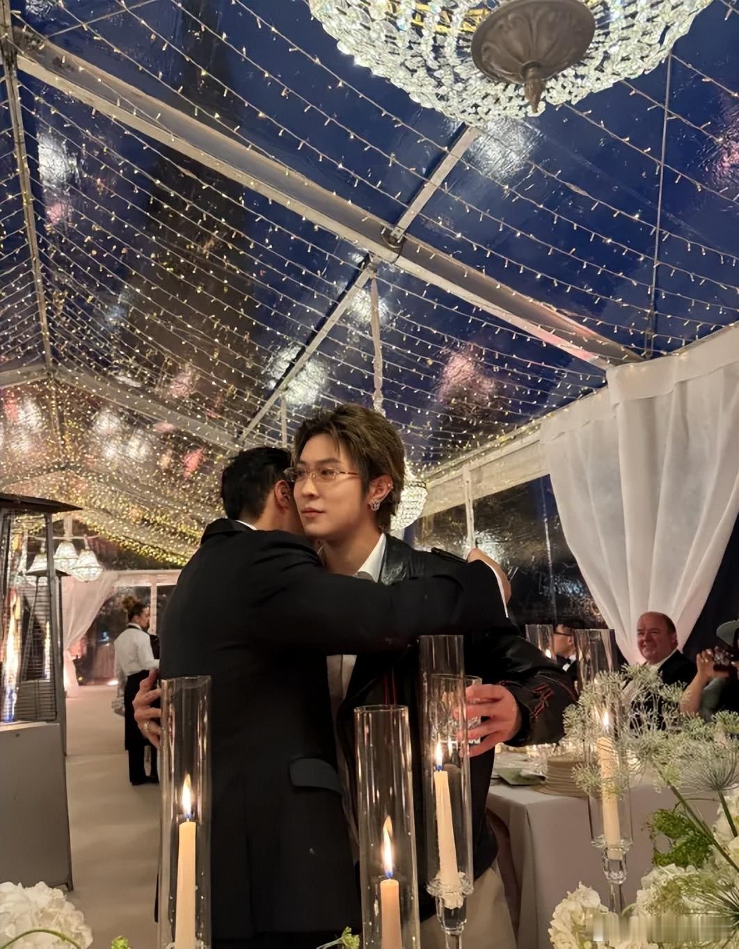 马伯骞弟弟婚礼马伯骞给弟弟当伴郎，致辞调侃这事我不敢想象！98年的弟弟比哥哥先结