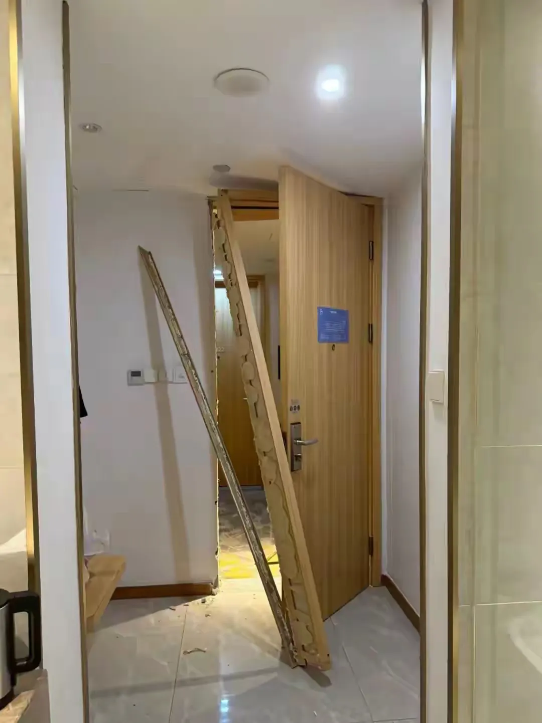 浙江杭州，一男子怀疑前女友跟自己哥们在宾馆开房，他崩溃了，凌晨4点，他潜入宾馆，