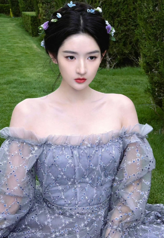 Vogue二十周年盛典红毯造型排名：10，紫罗兰王玉雯9，粉色芙蓉张予曦8